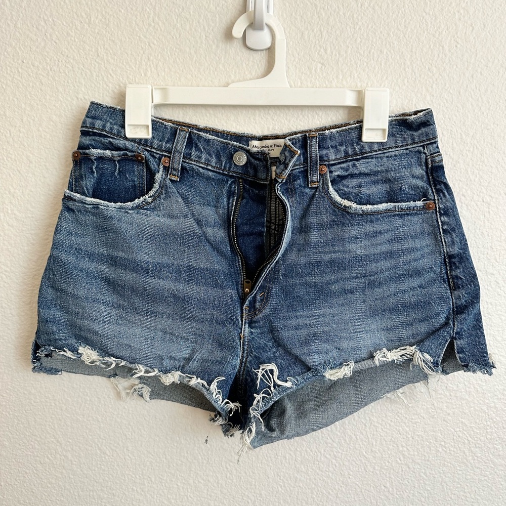 Abercrombie & Fitch Curve Love High Rise Mom Jean short. Medium wash. Size 30